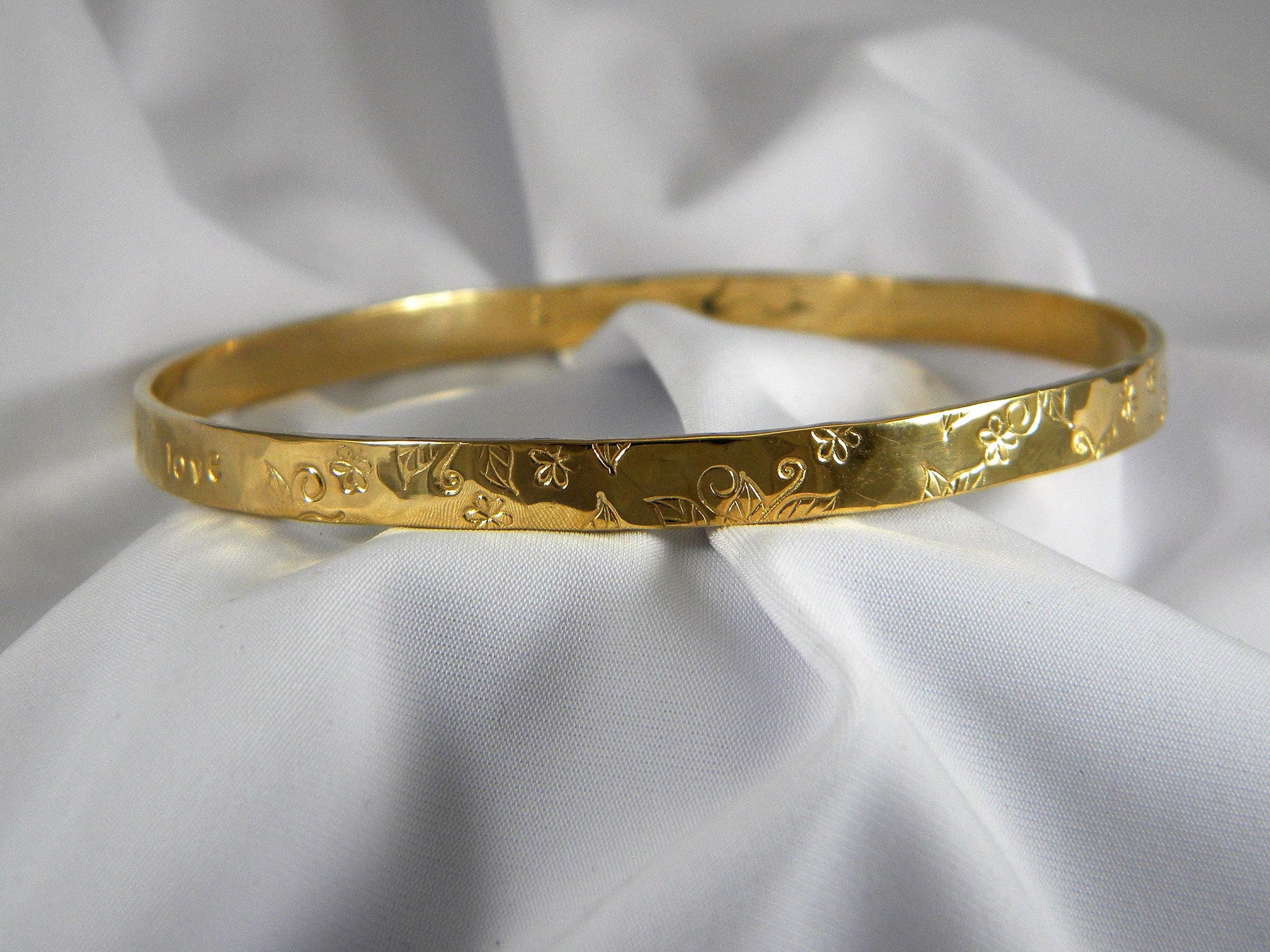 Pin by shweta karadkar on Jewelery | Solid gold bangle, Jewelry bracelets  gold, Gold jewelry simple